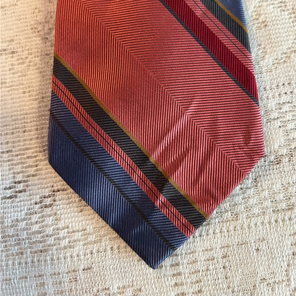 Elegant Striped Men's Tie in Red and Blue